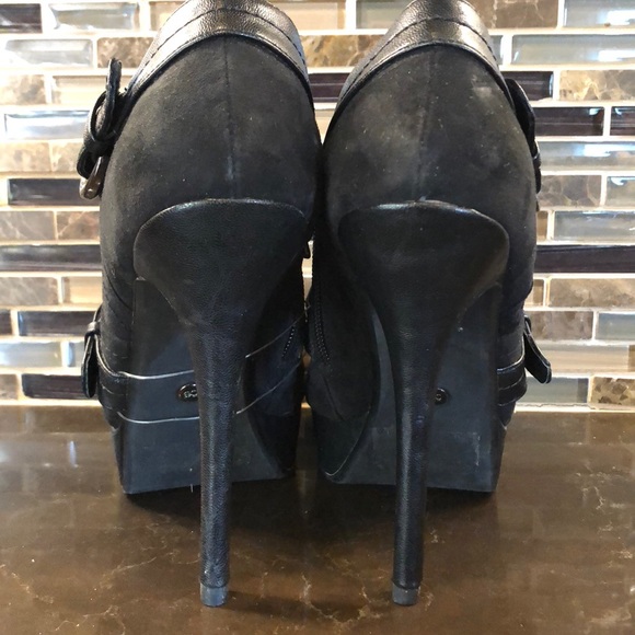 Oe Black belted ankle bootie Heels - Picture 4 of 5